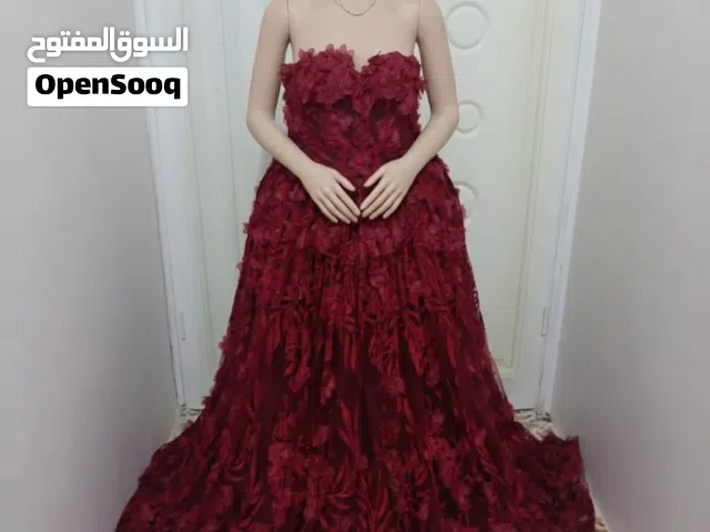 اثنين فساتين خطوبه او وعقد
