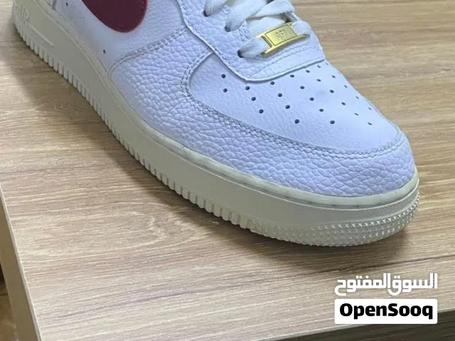 متاح حبه ايرفورس باااله لعشاق الاوروبي حبه بتجنن نمره 42 رح يكون عليها سعر ناار 11 دينار الموقع عما