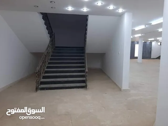 مبنى خدمي وامامه باركن  للبيع االمكان حي الدولار عالرئيسي المزدوج