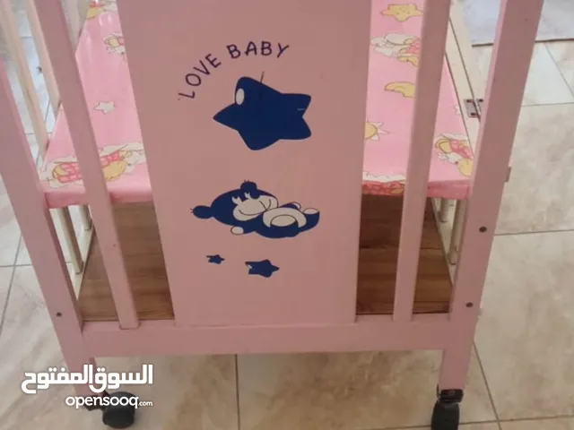 تخت بيبي خشب بفتح من جهة الام