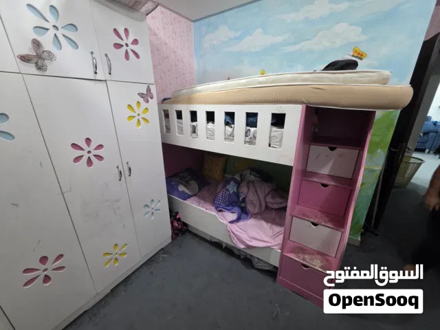 كبت مع سرير طابقين بينهما درج خشب كامل مستعمل