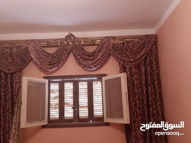 اعلان ستائر وبرادي 2قطعه قطعه نبيتي وقطعه بني ثمن القطعه 1000