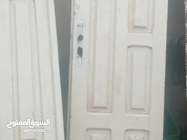 ابواب خشبيه بحالها ممتازه + شبابيك المنيوم زجاج ملون  +جسور حديديه 6 انش بطول 3 م للواحد