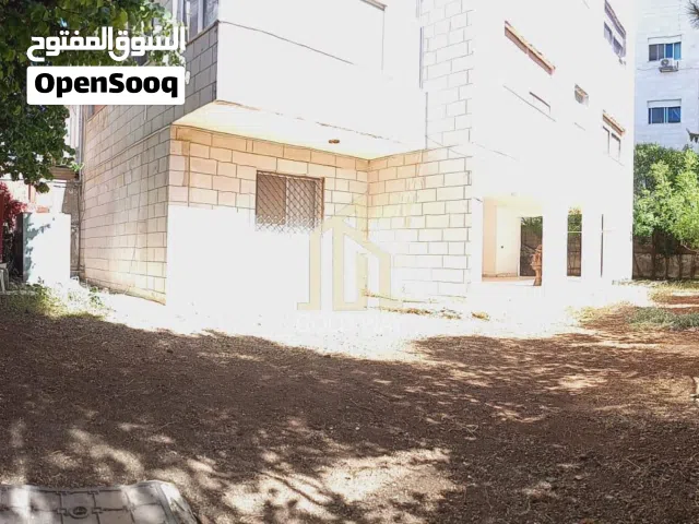 خلف ابراج السادس في ام اذينه فيلا مميزة من ثلاث طوابق مفروشة جزئي للبيع بسعر مغري /ref 1351