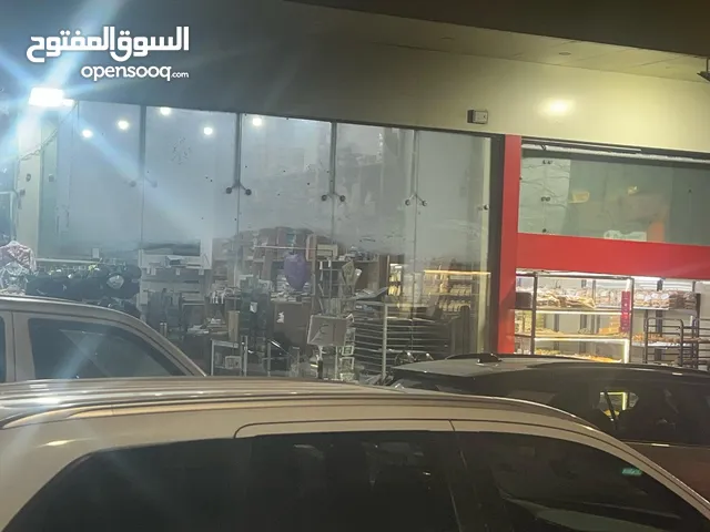 محل تجاري مميز على الشارع وسط مدينة رام الله يبعد عن دوار المنارة 25 متر