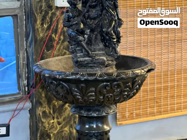 كراسي وطاولات خشب ونافورتين