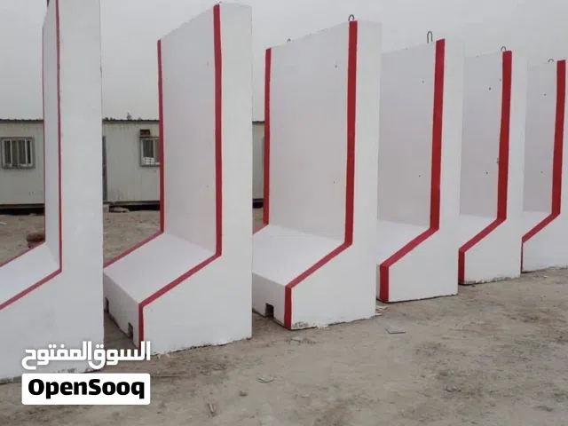 حواجز خرسانية قواعد اعمدة انارة صبيات