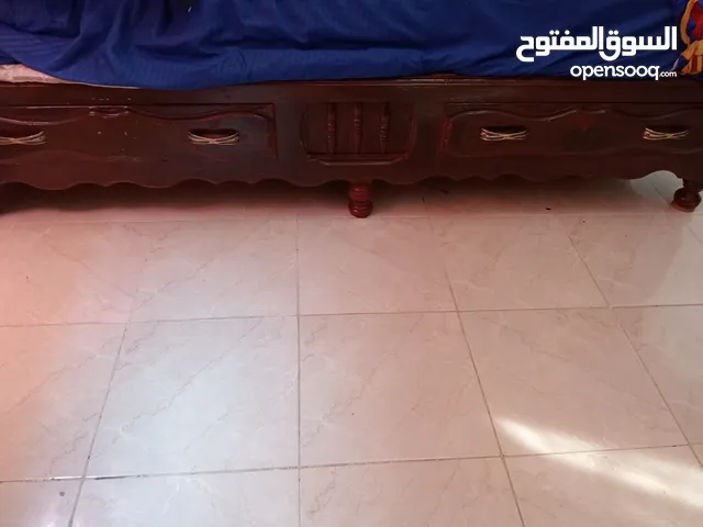 مكتب و سريرين للبيع