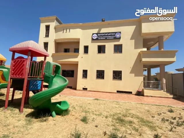 فيلا من ثلاثة أدوار للبيع بقرب من السنتر طرابلس ابوسليم وبسعر مناسب العيلة .قصر الله يبارك