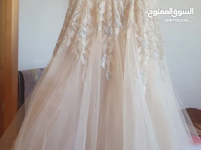 3فساتين أعراس وخطبه بمقاسات مختلفه للبيع اقرء الوصف