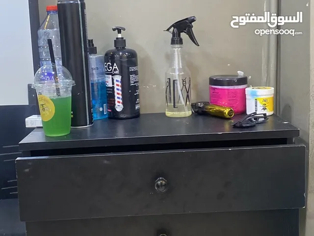 كراسي حلاقه + كاونترات للبيع بسعر حرق
