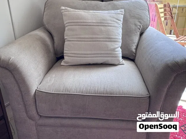 اثاث صالة بحالة ممتازة جداً شبه الجديد استعمال سنة واحدة فقط