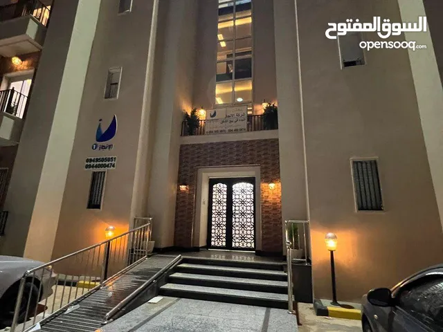 شقة في عمارات بعد الباب الخلفي لجامعة ناصر الدور الأول موقع ممتاز تشطيب ممتاز للإيجار