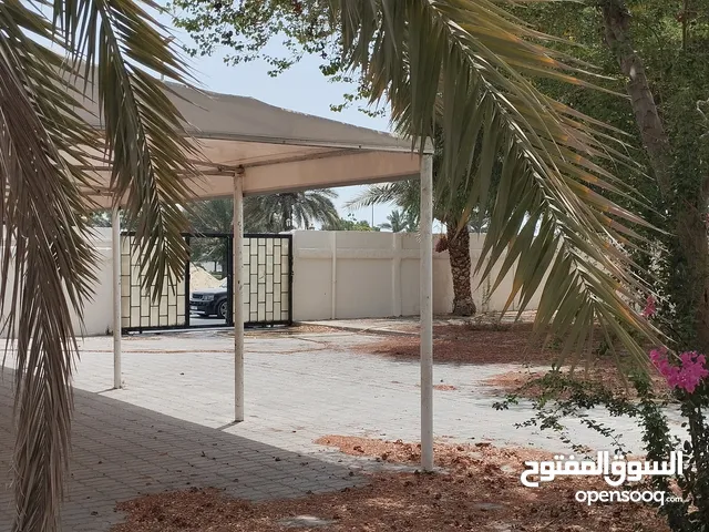 For rent a villa in Al Azra, Sharjah, 7 rooms, a living room, and a large kitchen