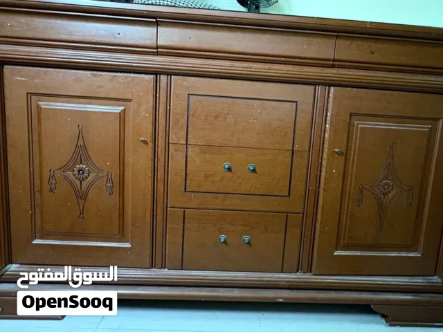 طاولة تلفزيون كبيرة مستعملة بحالة جيده