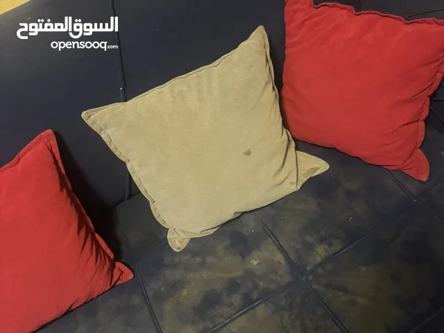كورنر حرف L لون احمر وازرق (مستعمل) مع السجادة والطاوله.............................