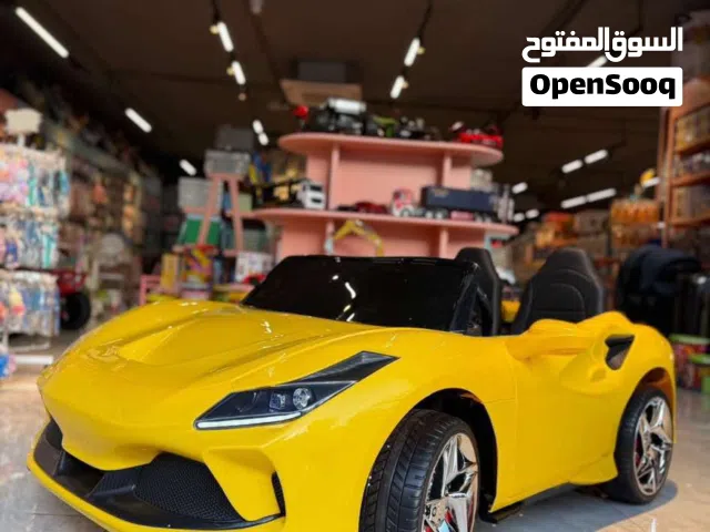 سيارة اطفال كهربائية فيراري باللونين الابيض والاصفر