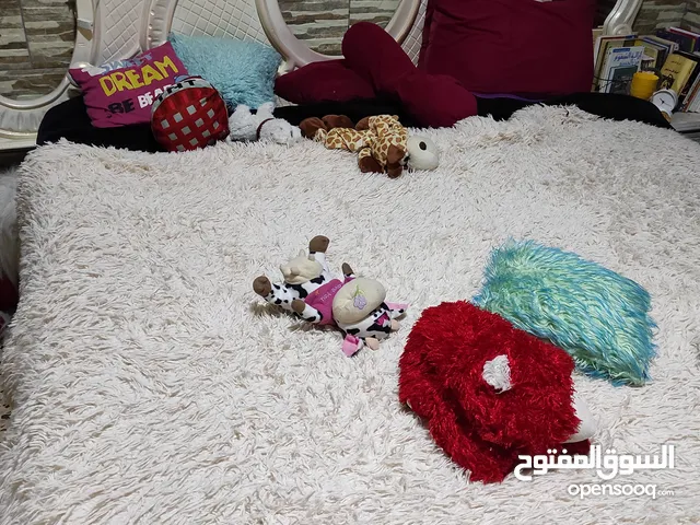 تخت حفر لون لؤلؤي مع فرشتة مجوزة تفصيل زنبركية شبة جديدة لون أسود جودة عالية طبية استعمال قليل