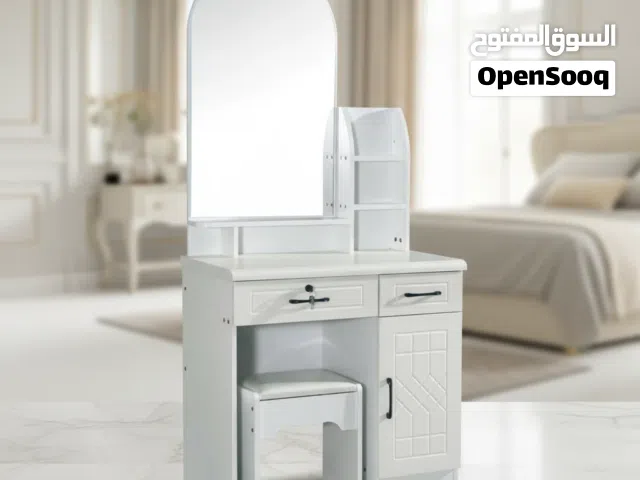 طاولة زينة عصرية باللون الأبيض مع مرآة ومقعد