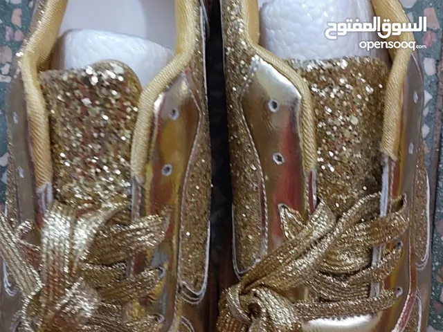 حذاء سبورت ذهبي