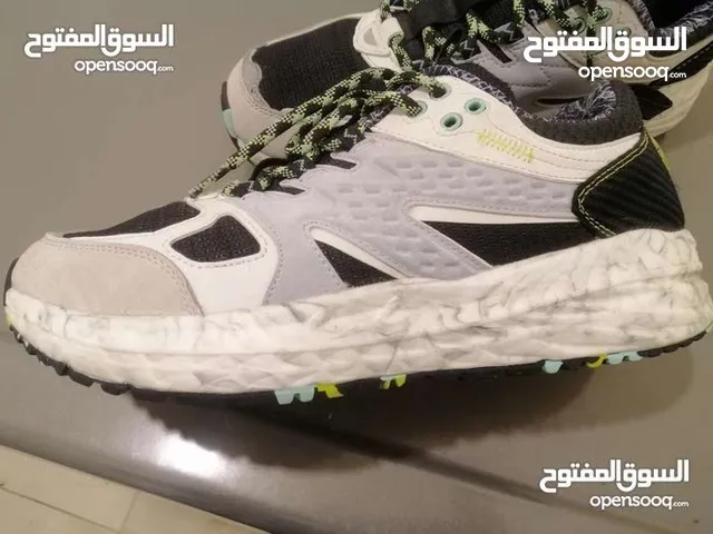 حذاء رياضي اصلي نوع hoka شبه مستعمل كانه جديد نمرة 42 نظيف جدا السعر 15 د نهايته