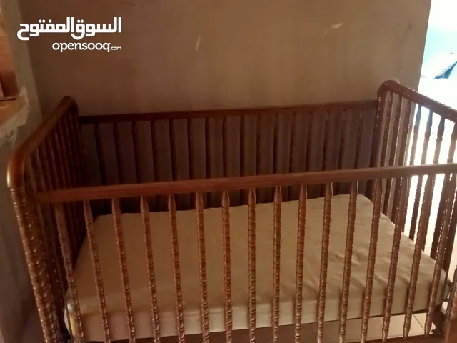 سرير اطفال أمريكي خشب زان مع فرشة بحالة ممتازة جدا/ السرير له جانب متحرك للأعلى والاسفل وله عجلات