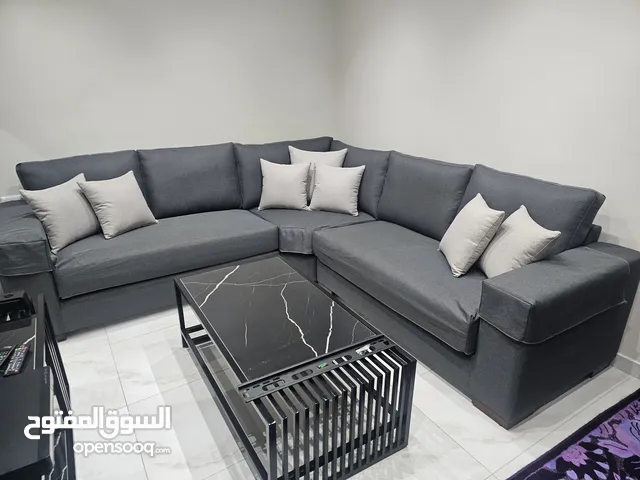 طقم كونرا مواصفات خاصه مع طاولة وسط وطاوله تيلفزيون جديد غير مستعمل نهائي