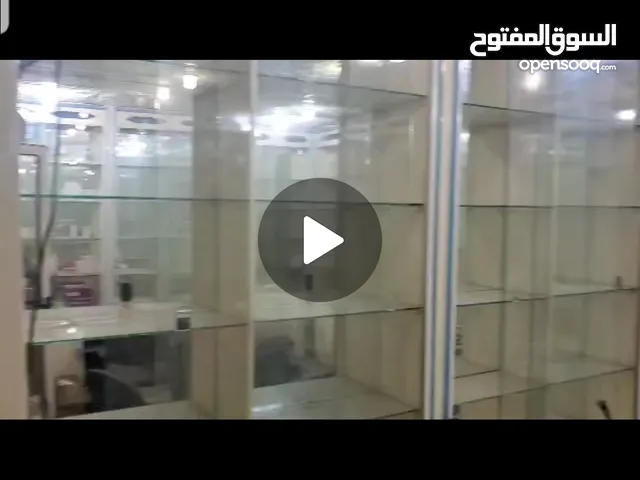ديكورات تخشيبه ديكور محل كامل للبيع خشب وخلفيه مرايات ورفوف زجاج مع رفوف حديد للمخزن الداخلي