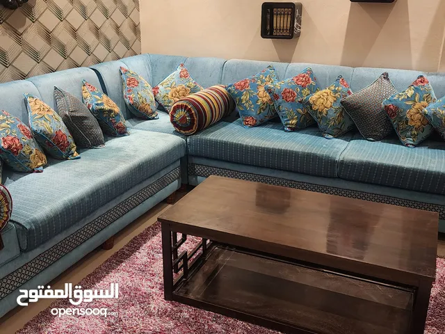 كنب على شكل حرف L مع طاولة وسط وستارة طبقتين وانترانس ومجزمة مستعمل وبحالة جيدة جدا في مدينة العين