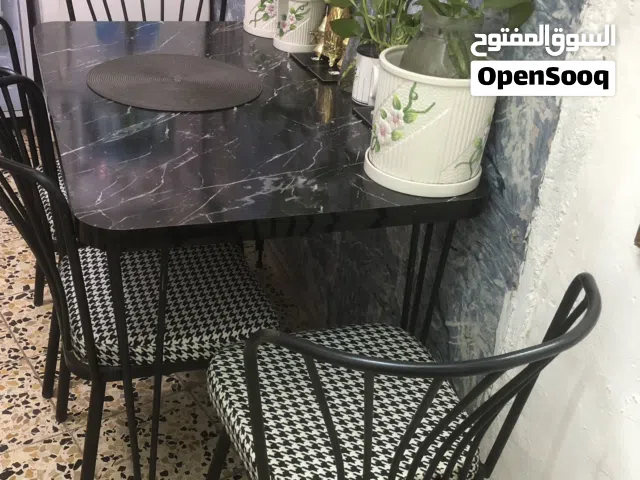 ميز طعام مع اربع كراسي نضيف