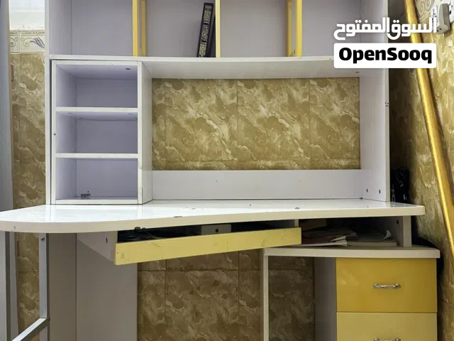 خزان للكتب والغراض مستعمل للبيع  وبي مجال