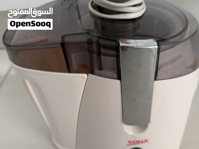 ماكنة عصير لون ابيض استخدام بسيط بحالة جيدة ماركة sona