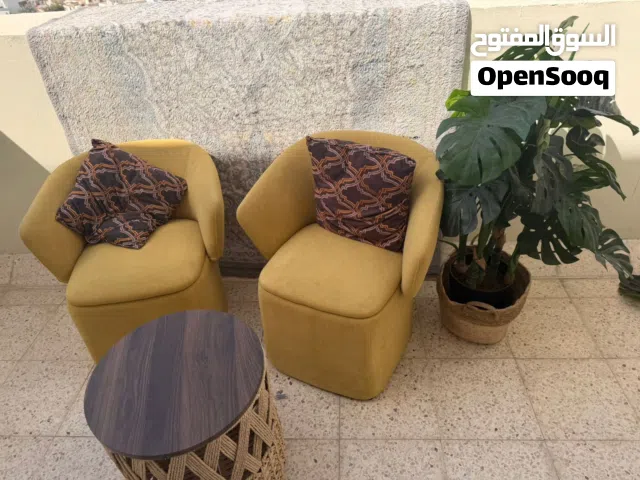 كرسيين مع طاوله