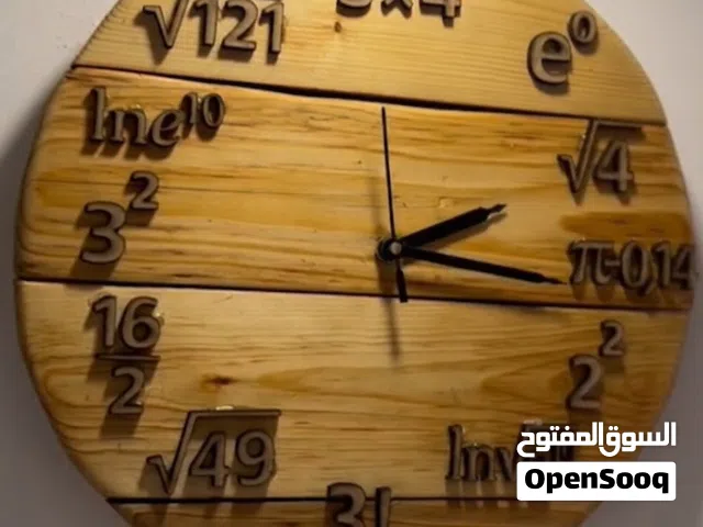 ساعة العباقرة الخشبية – تصميم رياضي هندسي يعكس هويتك