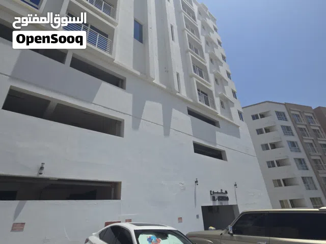شقة واسعة للإيجار في القرم – عمارة الشموع بجانب PDO Spacious Apartment for Rent in Qurum – Al Shumoo