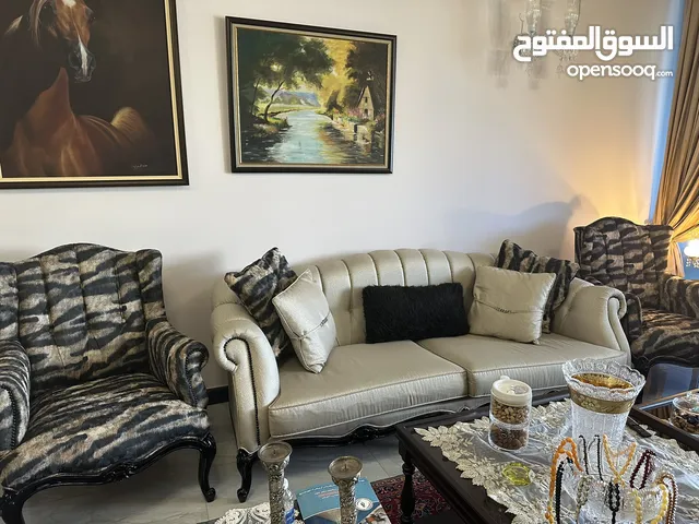 اثاث متفرق نظيف مستعمل لمدة سنه .. من شركة استقبال