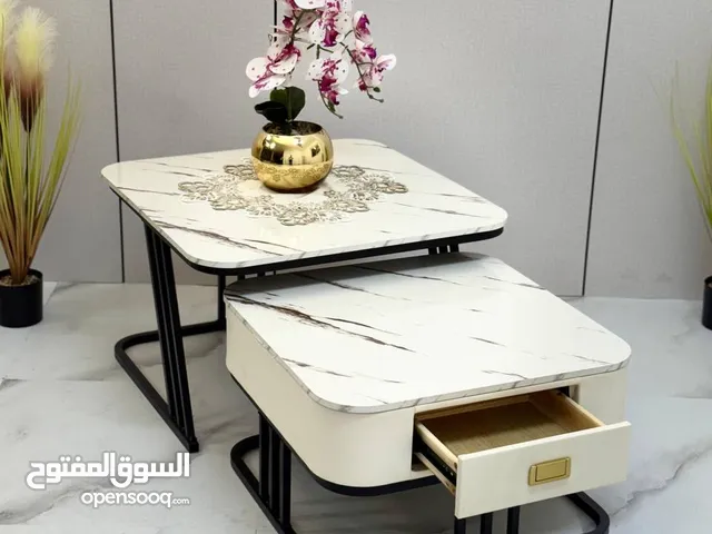بكج طاولتين مربع مع جارور متوفرة باللون الابيض الماربل المميز المقاسات: حجم كبيرة وحجم صغيرة