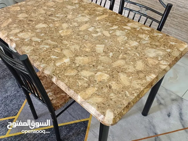 طاولة خشب بحالة جيدة مع ثلاث كراسي