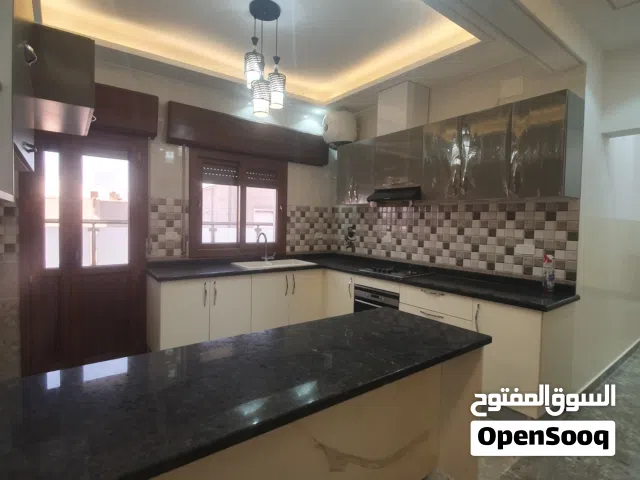 شقة جديدة سكنية للإيجار في مدينة طرابلس منطقة طريق الشوك بعد الحياة مول علي يسار اتجي العمارة