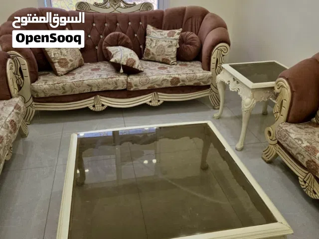طقم كنب غرفة ضيوف مع سفرة وطاولات وسط