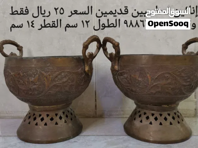 انائيين قديمين مزخرفين