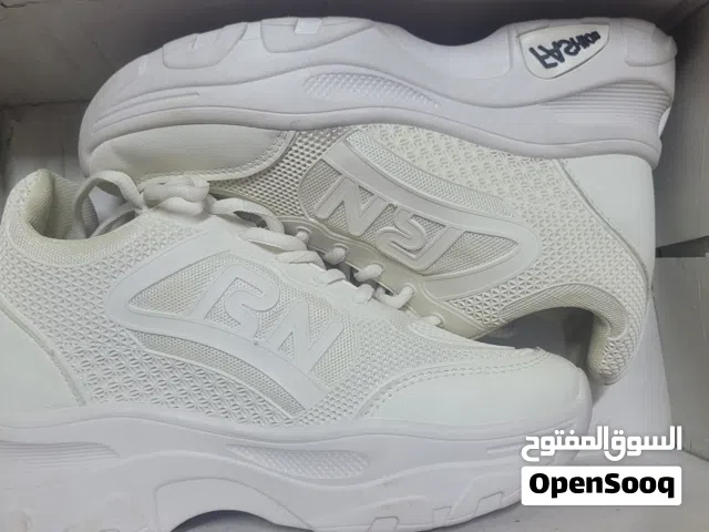 حذاء رياضي