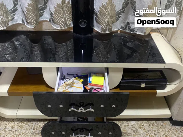 ميز نضيدة لون مميز
