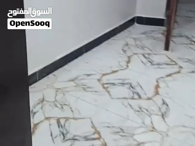 يوجد شقة مسلح دور ثاني لوكس جديد سيراميك اول ساكن مهوئ مشمسة غرفتين وحمام ومطبخ   الايجار 50   الموق