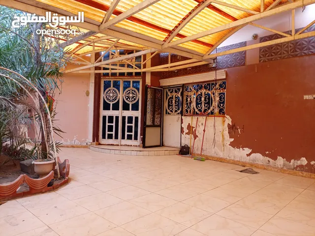 200m2 5 Bedrooms Townhouse for Sale in Basra Amitahiyah
