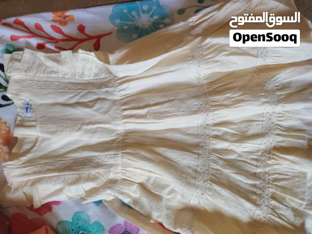 ملابس بناتي عمر السنه لحد سنتين منهم لم يلبس ..نظاف جدا استعمال قليل جدا البيع لعدم الحاجه