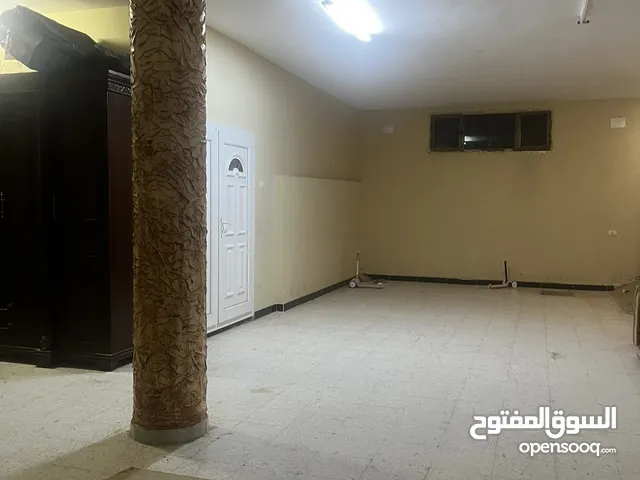 محزن للإيجار مساحه 180متر