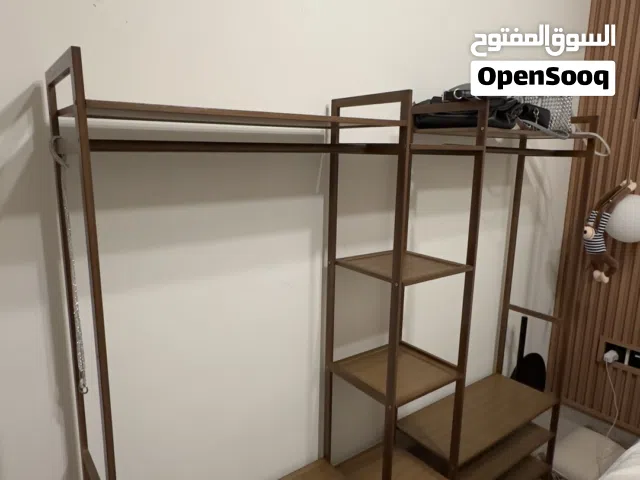 خزانة لتخزين الأدوات والديكورات بحالة شبه جديدة، واسعة وجيدة الاستيعاب