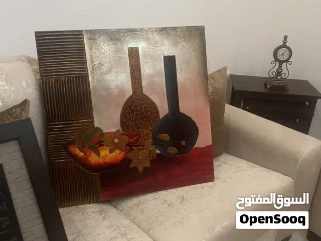 خزانةً أحذية ولوحات للحائط مع طاولة كوي