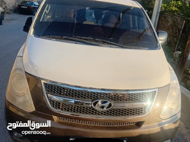 باص هيونداي van H1 ابيض
